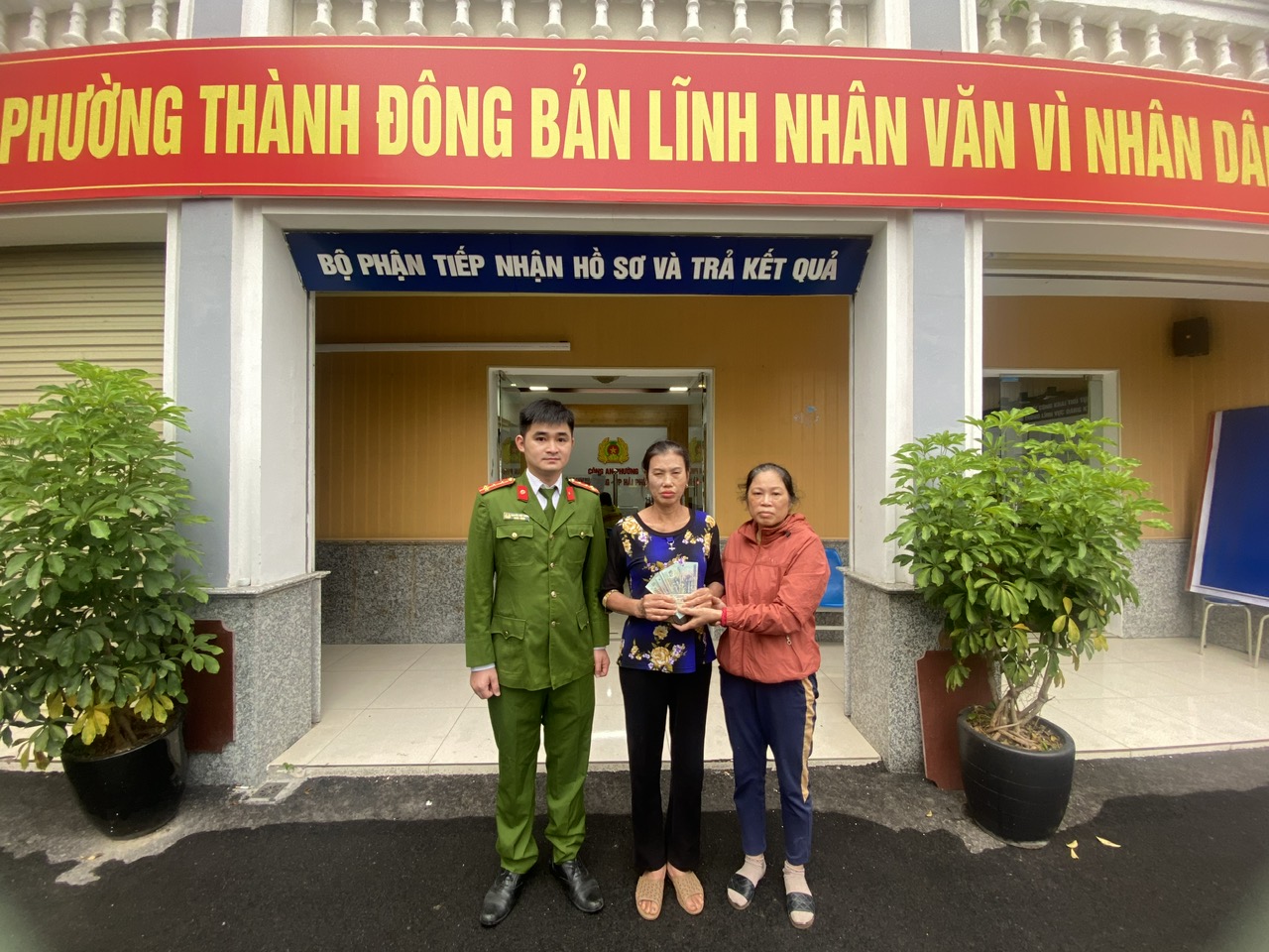 Công an phường Thành Đông: Nhanh chóng xác minh, hỗ trợ công dân nhận lại tài sản đánh rơi